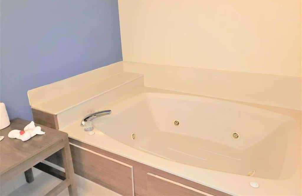 Best Western Fishers Indianapolis Area has jacuzzi suites