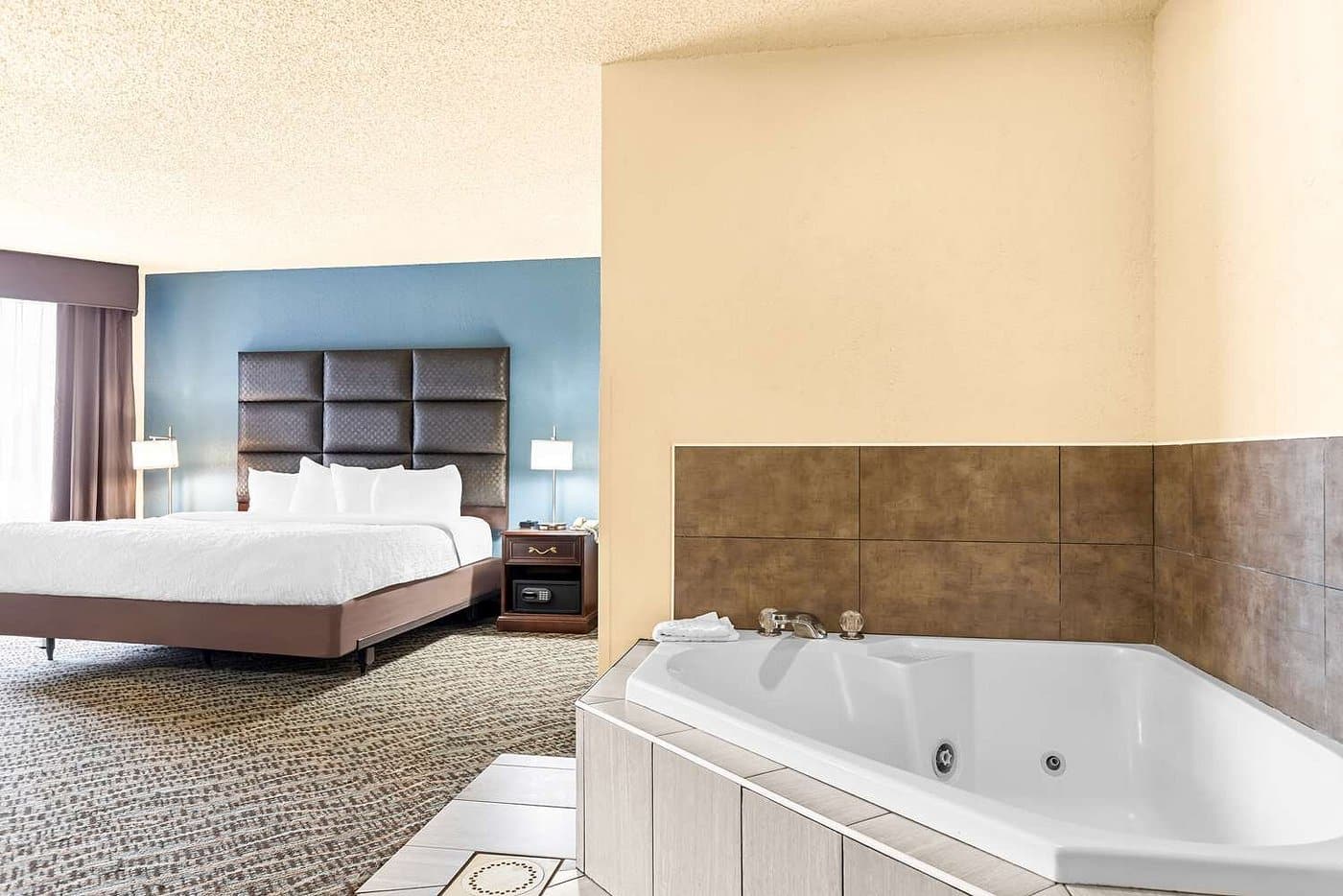 Best Western Holiday Manor has jacuzzi suites
