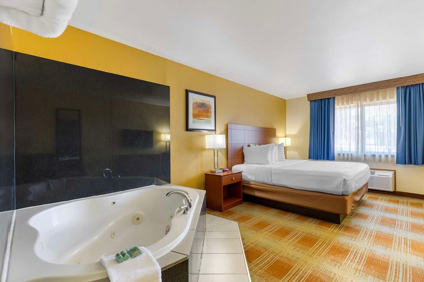 Best Western Kiva Inn has jacuzzi suites