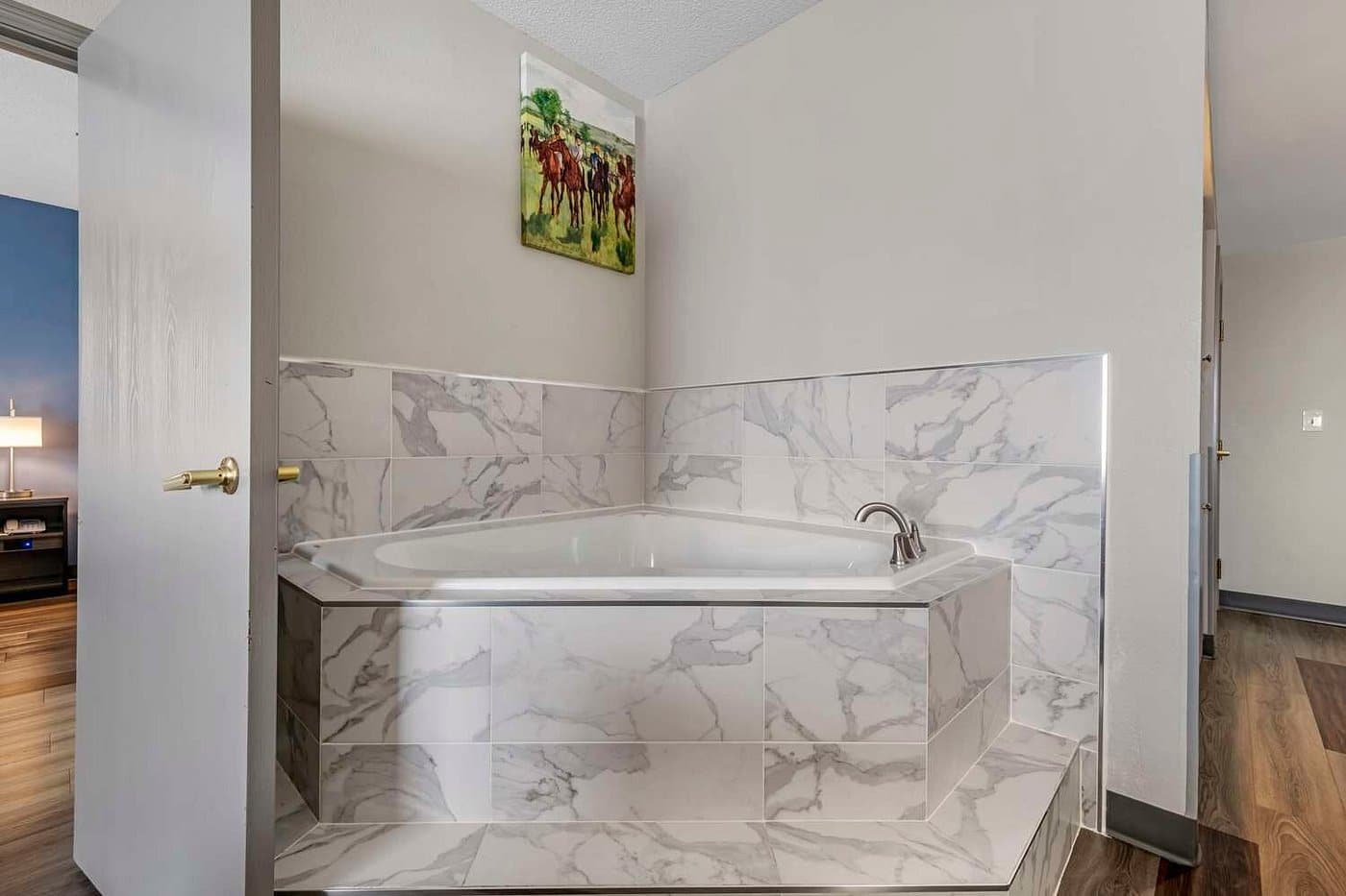 Best Western Louisville Airport Expo has suites with private Jacuzzi