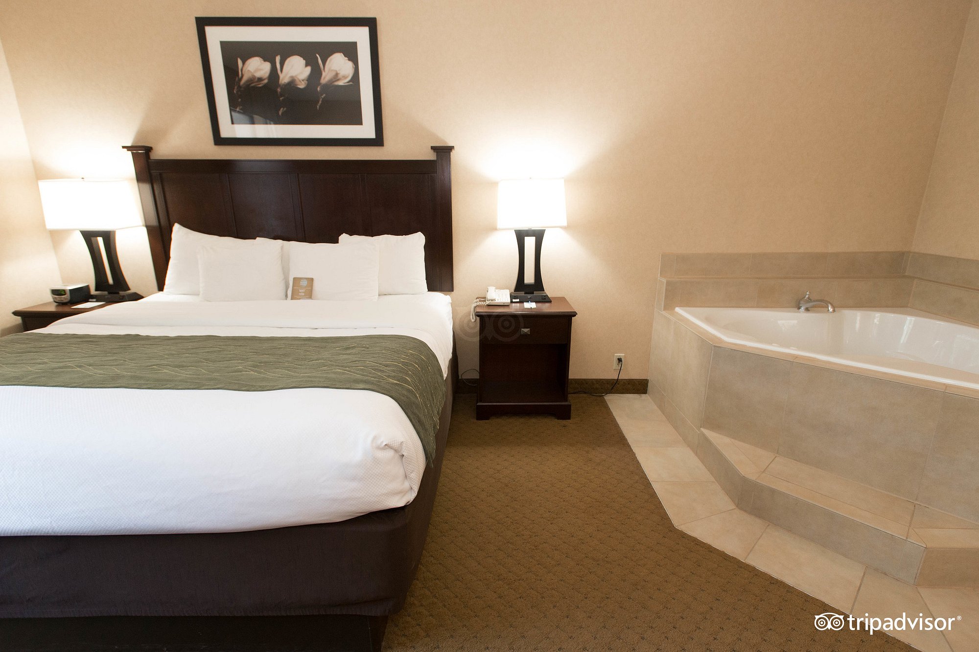 Best Western Paramus Hotel & Suites has jacuzzi suites