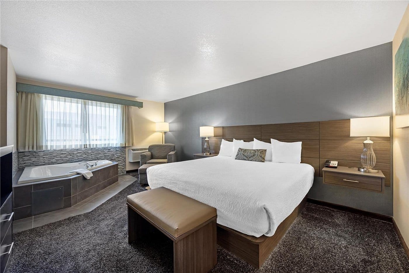 Best Western Plus City Center has private jacuzzi