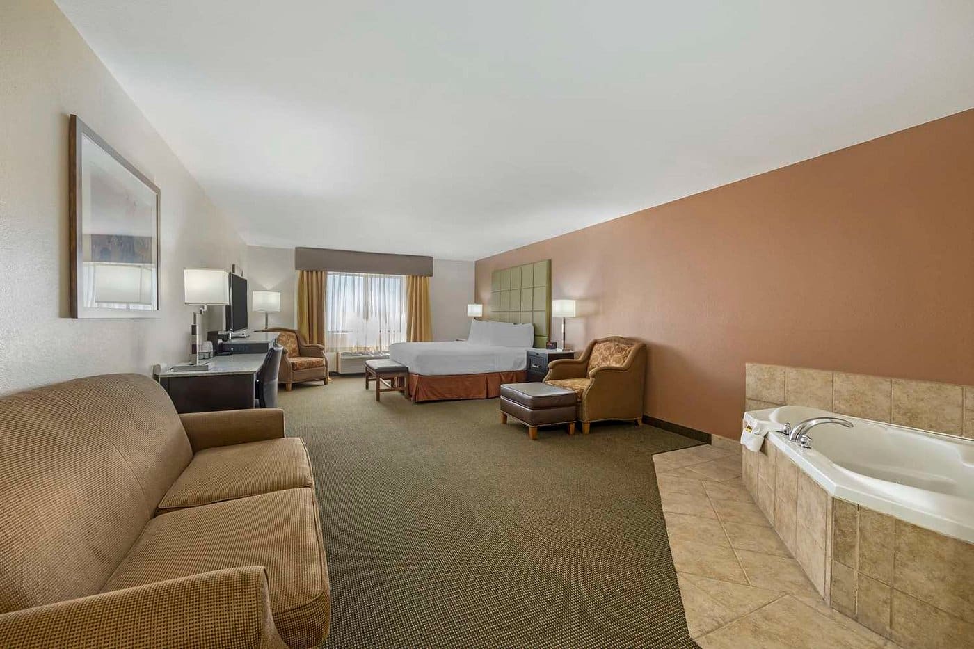 Best Western Plus Country Inn & Suites has jacuzzi suites