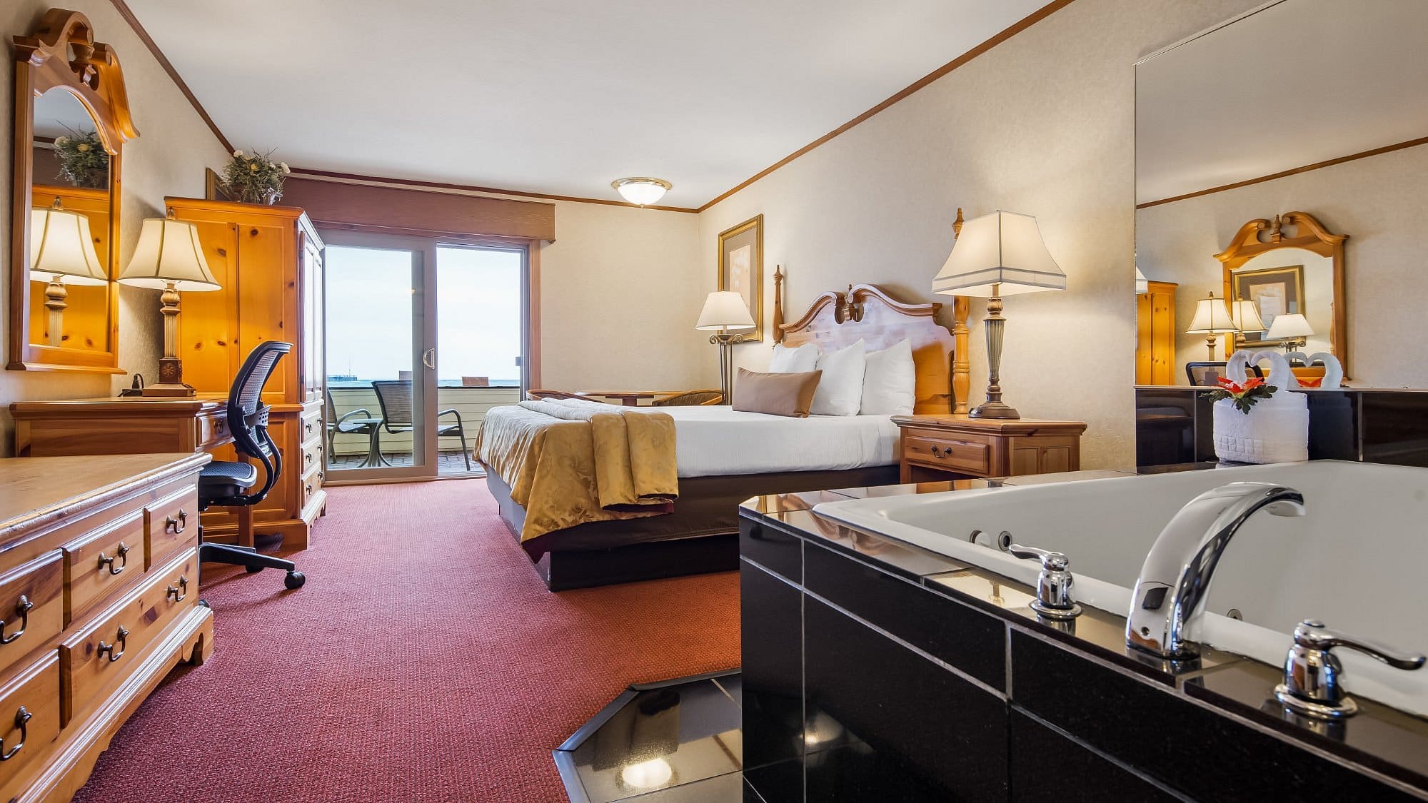 Best Western Plus Dockside Waterfront Inn has jacuzzi suites
