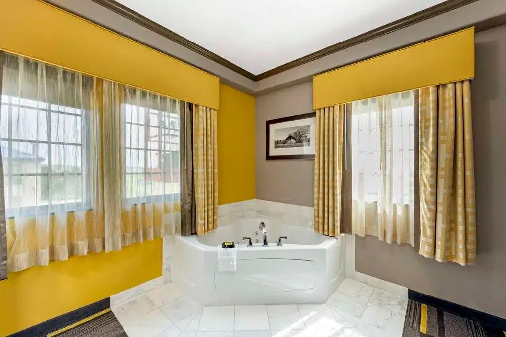 Best Western Plus Emerald Inn & Suites has jacuzzi suites