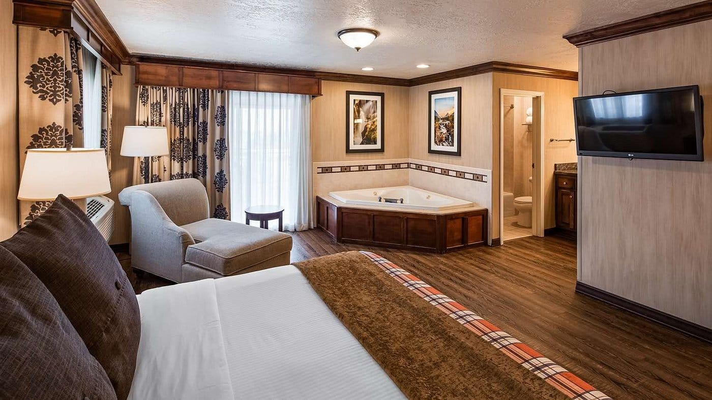 Best Western Plus Flathead Lake Inn And Suites has jacuzzi suites