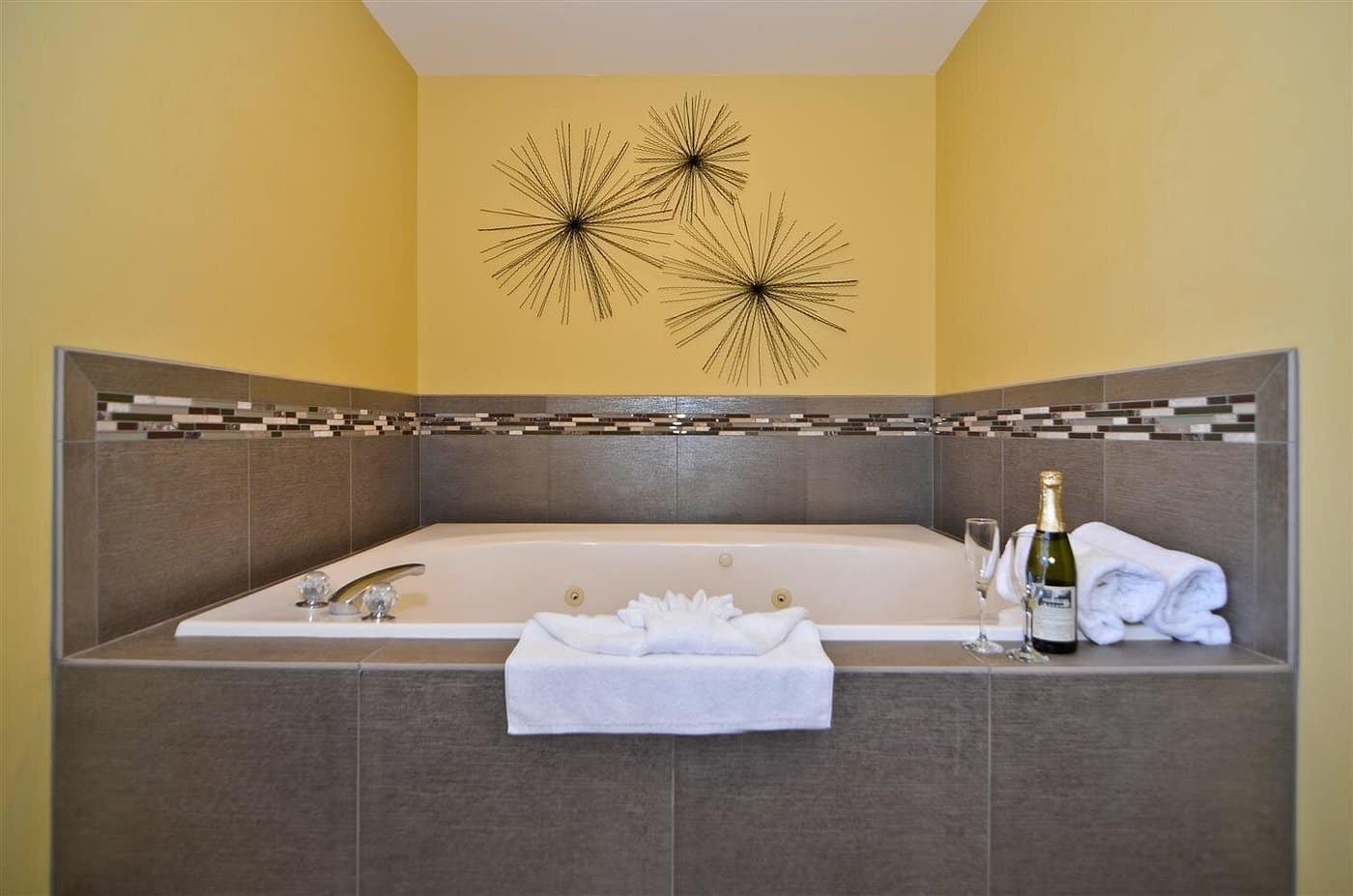 Best Western Plus Kennewick Inn has jacuzzi suites