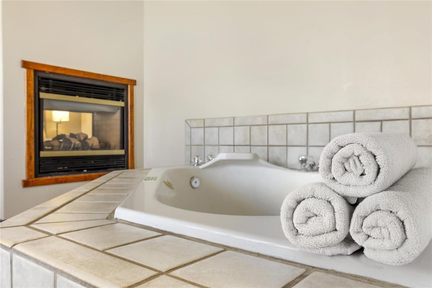 Best Western Plus Riverfront Hotel And Suites has jacuzzi suites