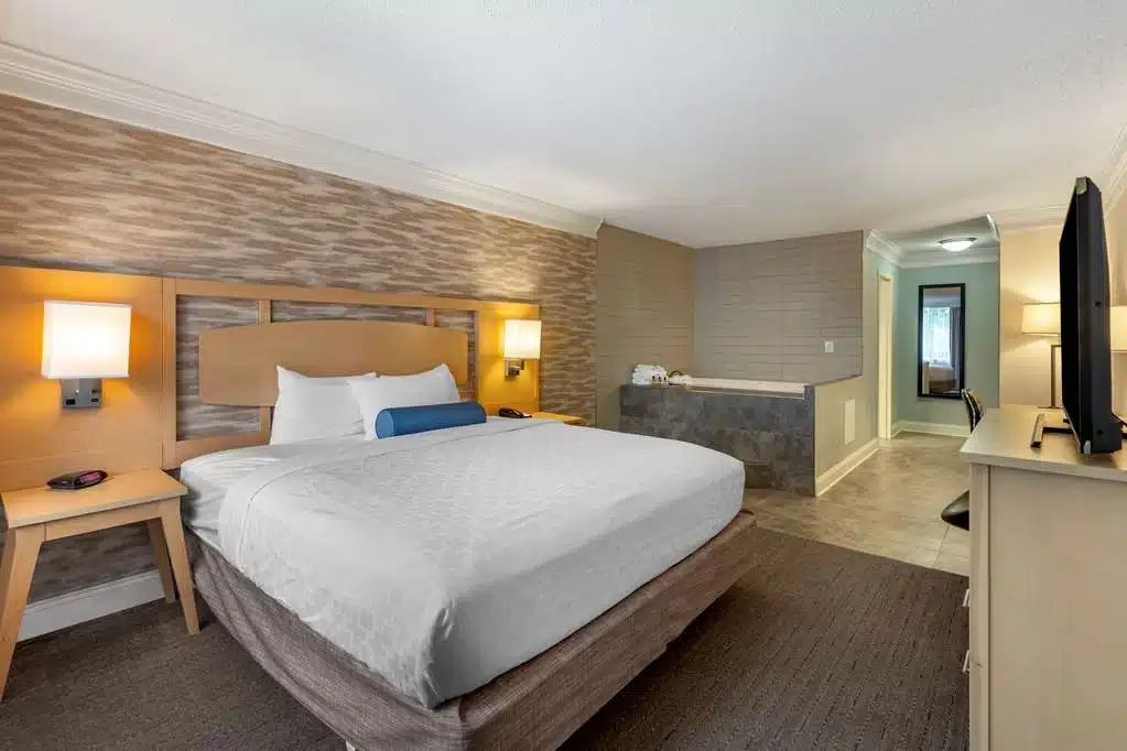 Best Western Plus University Inn has jacuzzi suites