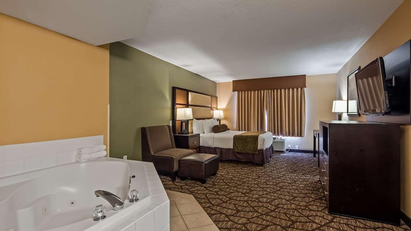 Best Western Plus Vancouver Mall Dr Hotel & Suites has jacuzzi suites