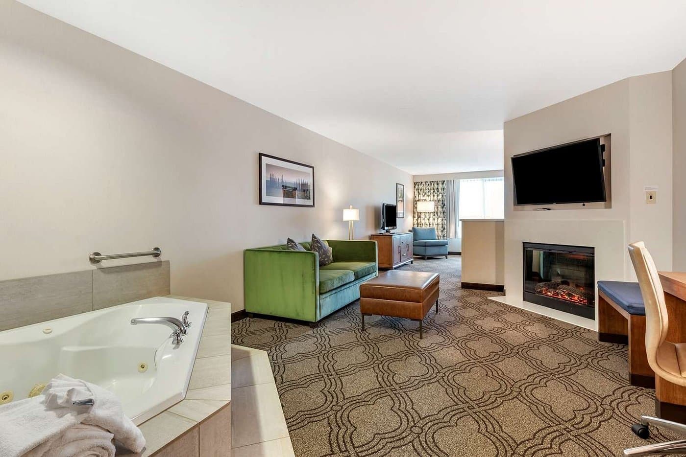 Best Western Premier Pasco Inn & Suites has jacuzzi suites
