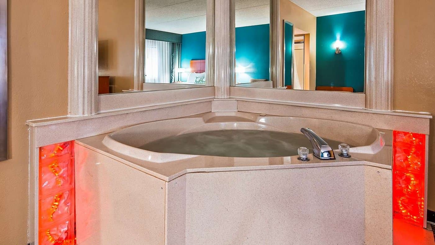 Best Western Warren Hotel has jacuzzi suites