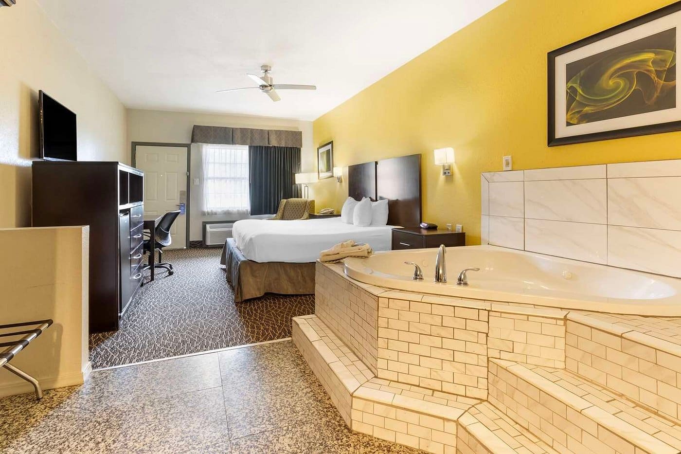 Best Western West Monroe Inn has jacuzzi suites