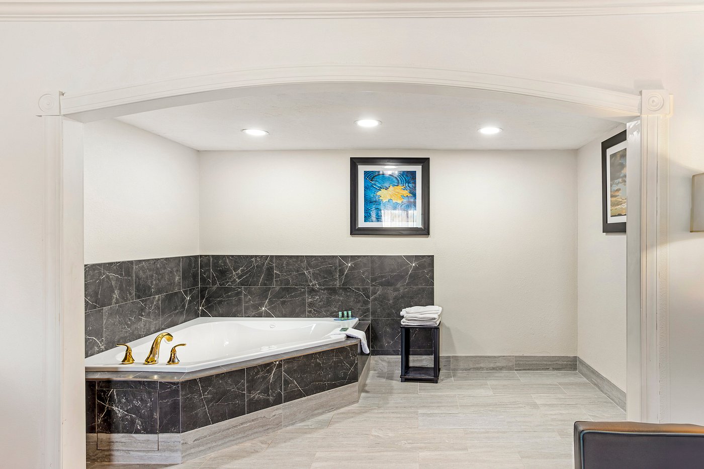 Best Western Westgate Inn has jacuzzi suites