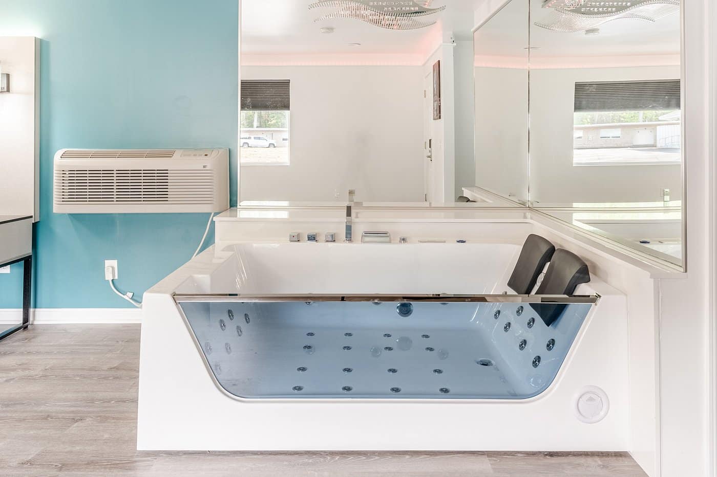 Econo Lodge Cranston has jacuzzi suites