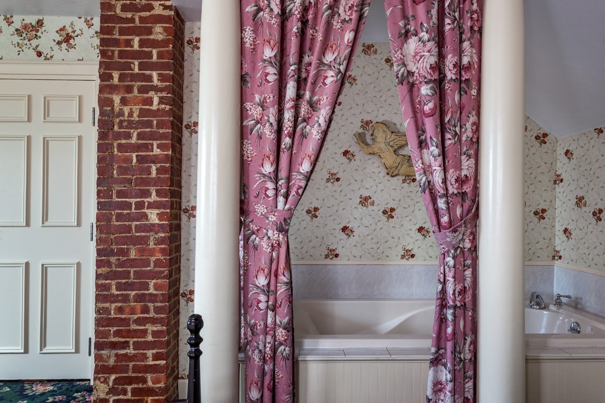 Blue Dory Inn has jacuzzi suites