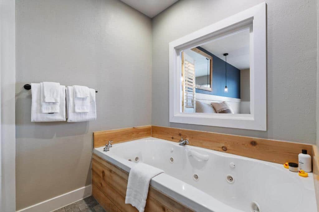 Fairfield by Marriott Inn & Suites Seattle Bremerton has jacuzzi suites