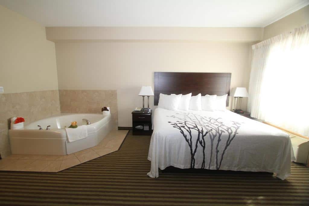 Bowman Inn and Suites has jacuzzi suites