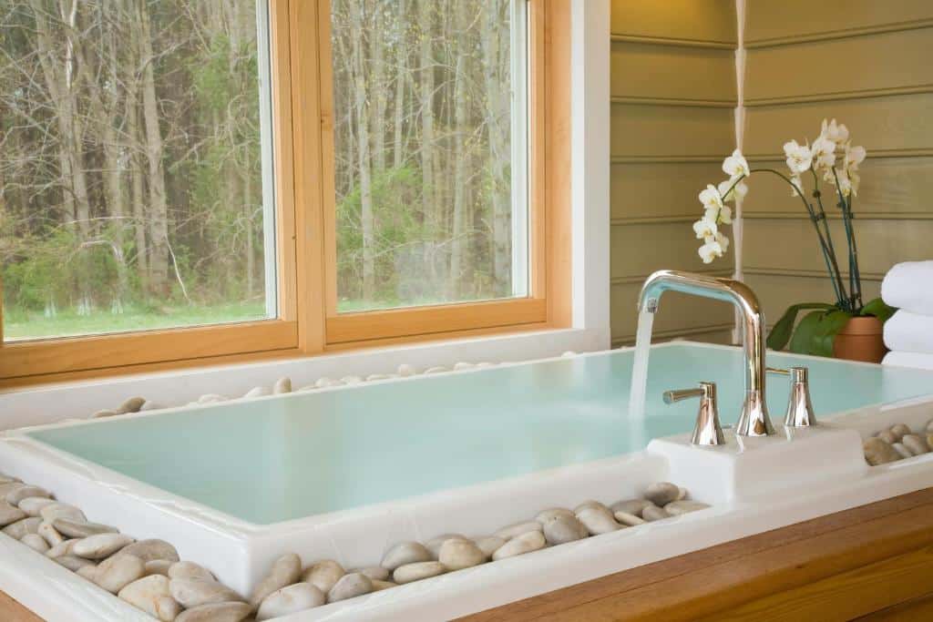 Brampton Inn has jacuzzi suites