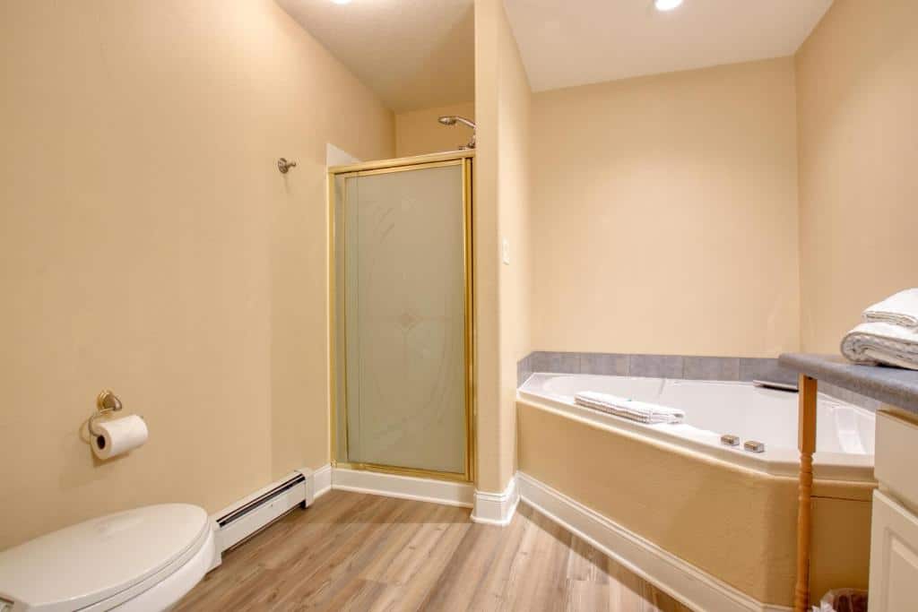Castle Creek Manor Bed and Breakfast has jacuzzi suites