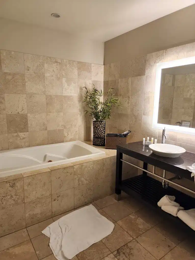 Catfish Bend Inn & Spa has jacuzzi suites