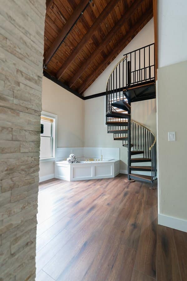 Chimney Hill Estate Inn has jacuzzi suites