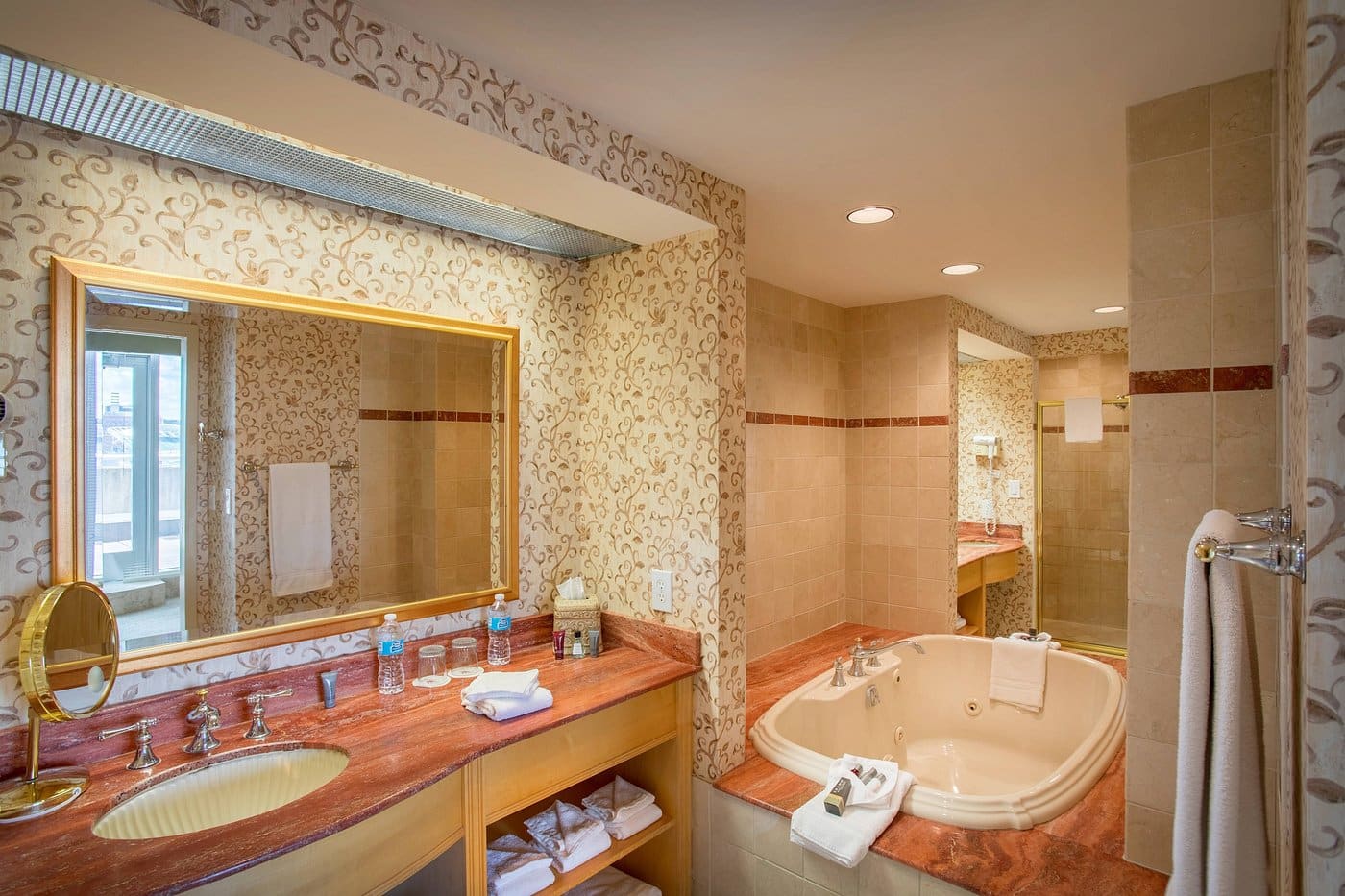 Cincinnati Marriott at RiverCenter has jacuzzi suites