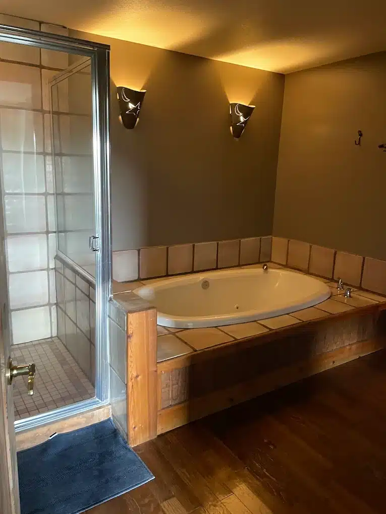 Circle S Guest Ranch and Country Inn has jacuzzi suites
