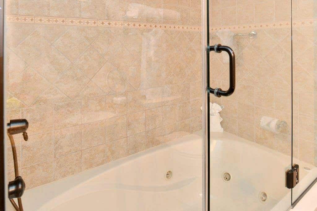 Clarion Inn Garden City has jacuzzi suites