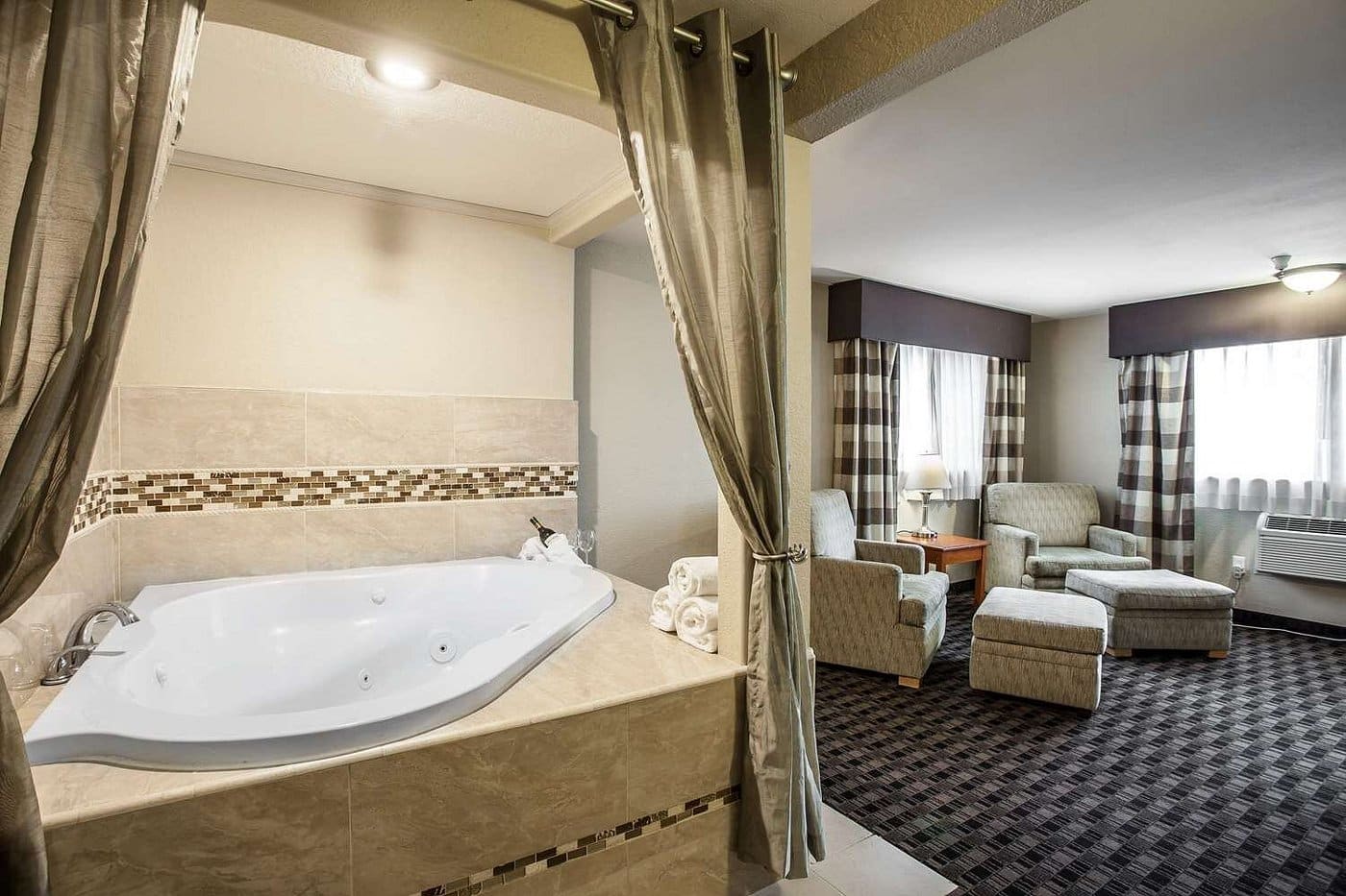 Clarion Inn Renton-Seattle has jacuzzi suites