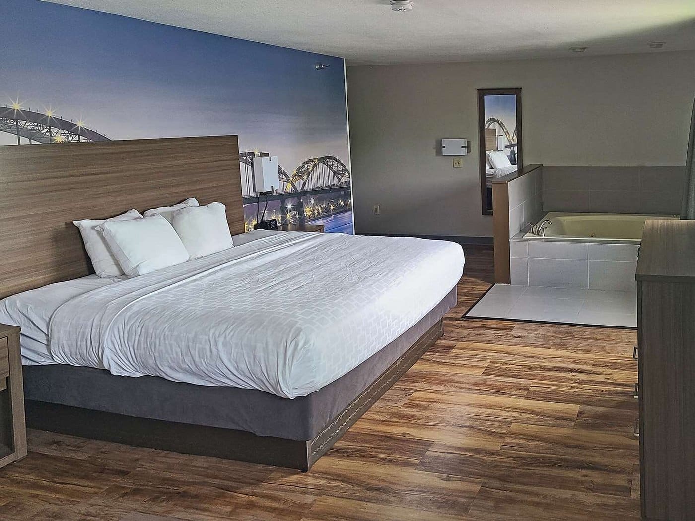 Clarion Pointe Bettendorf - Quad Cities has jacuzzi suites