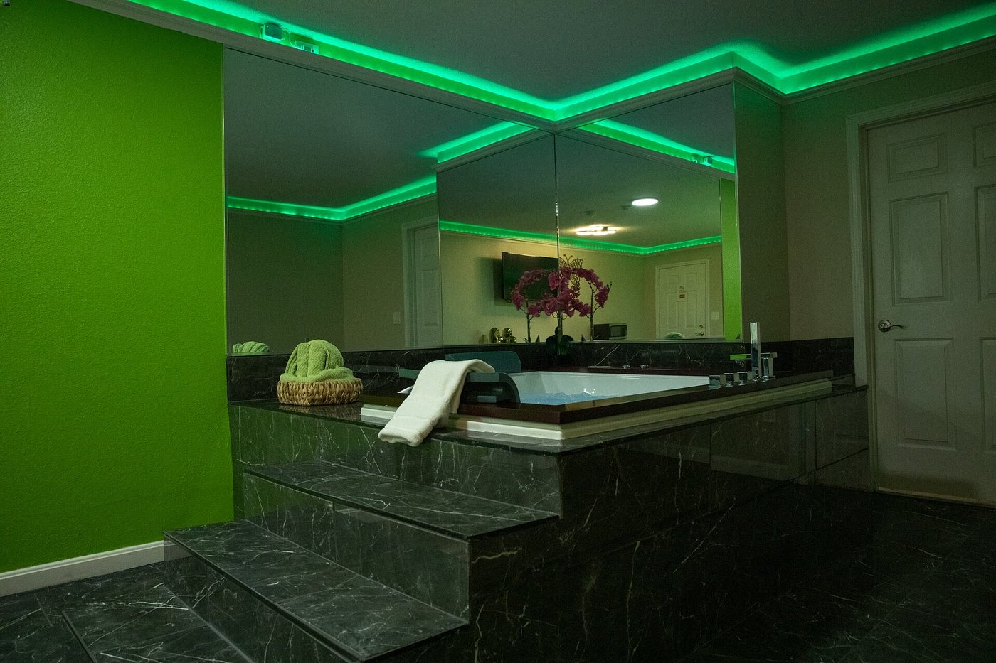 Classic Motor Lodge West Greenwich has jacuzzi suites