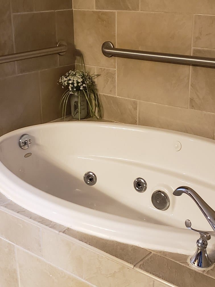 Clifty Inn Madison IN has jacuzzi suites