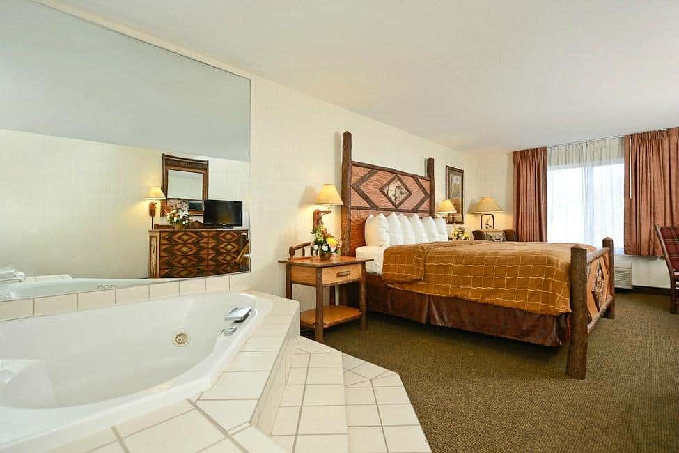 ClubHouse Inn West Yellowstone has jacuzzi suites