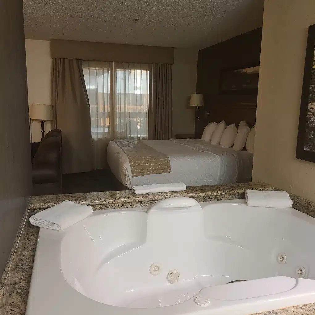 C’mon Inn Hotel & Suites has jacuzzi suites
