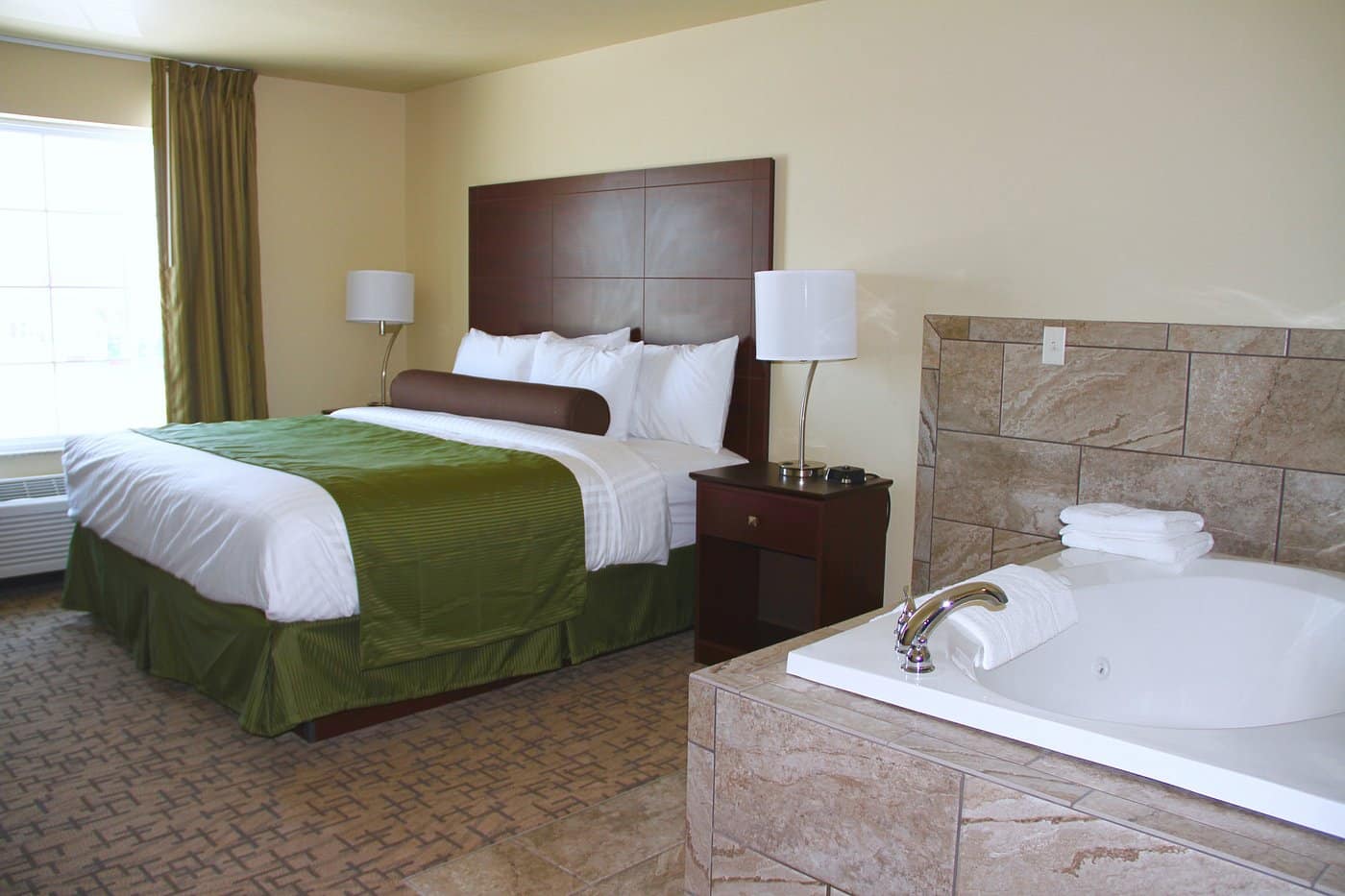 Cobblestone Hotel & Suites – Devils Lake has jacuzzi suites