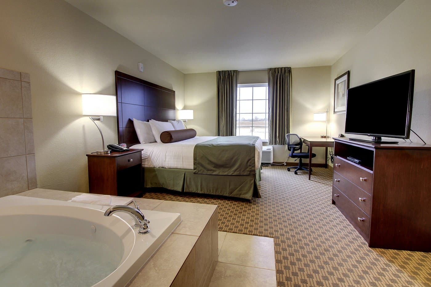 Cobblestone Inn and Suites - Linton has jacuzzi suites