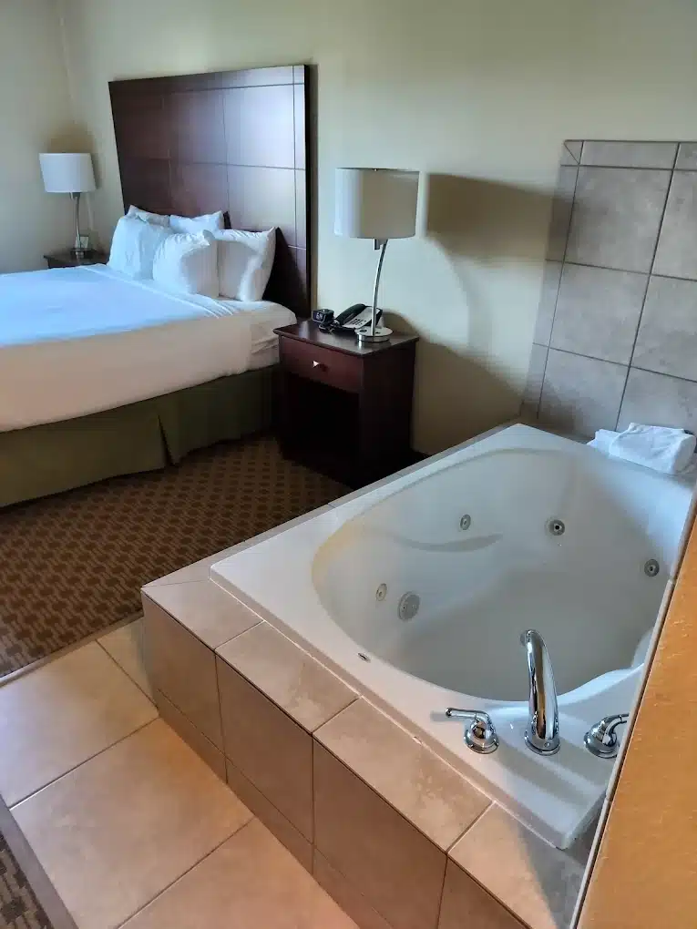 Cobblestone Inn and Suites - Rugby has jacuzzi suites
