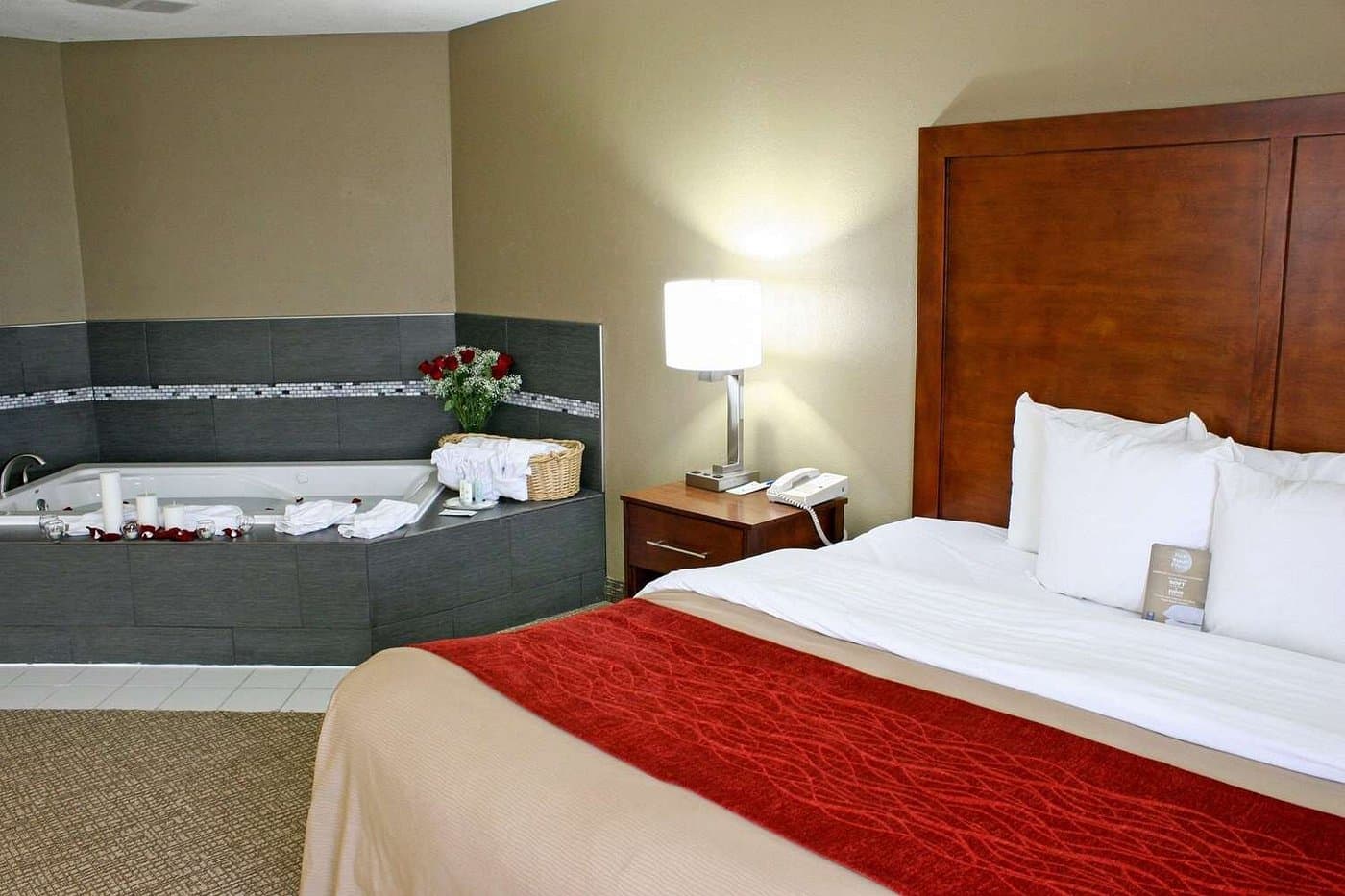 Comfort Inn Central University South has private Jacuzzi