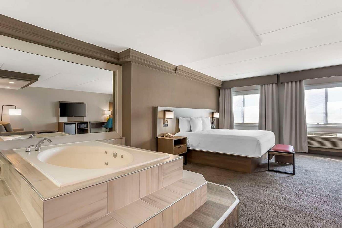 Comfort Inn Edgewater On Hudson River has jacuzzi suites