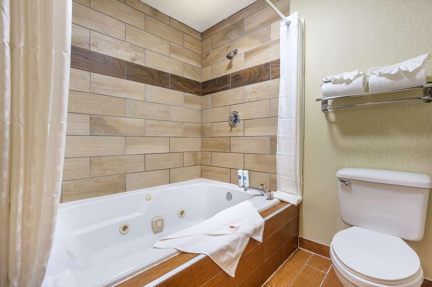 Comfort Inn Federal Way has jacuzzi suites