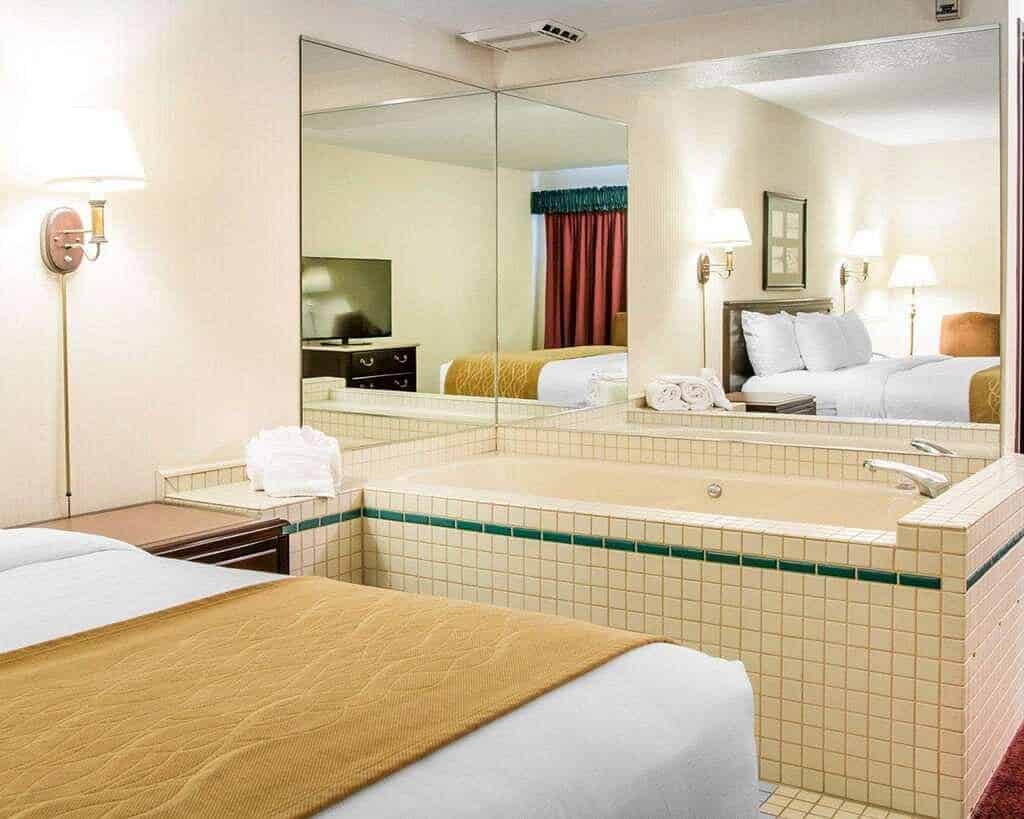 Comfort Inn Lakeside has jacuzzi suites