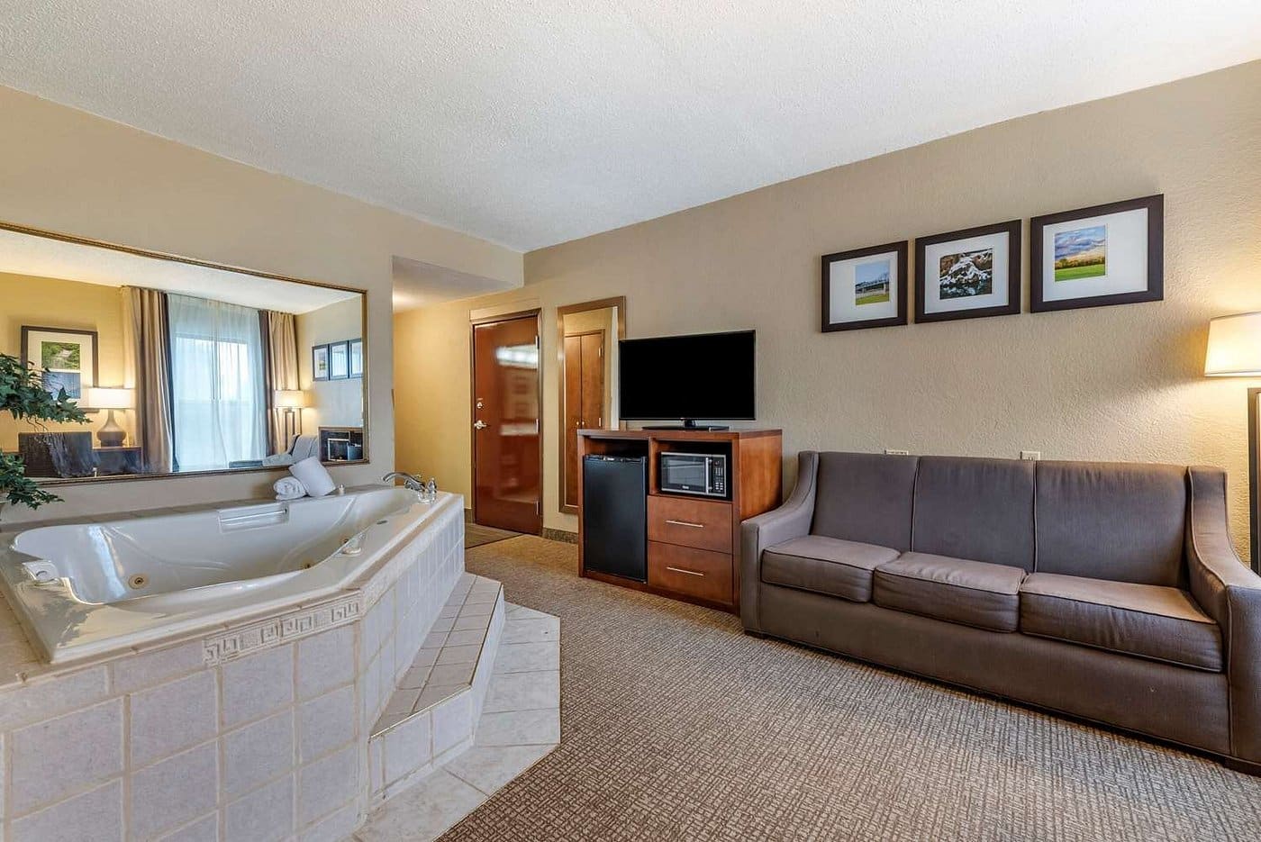 Comfort Inn Madison IN has jacuzzi suites
