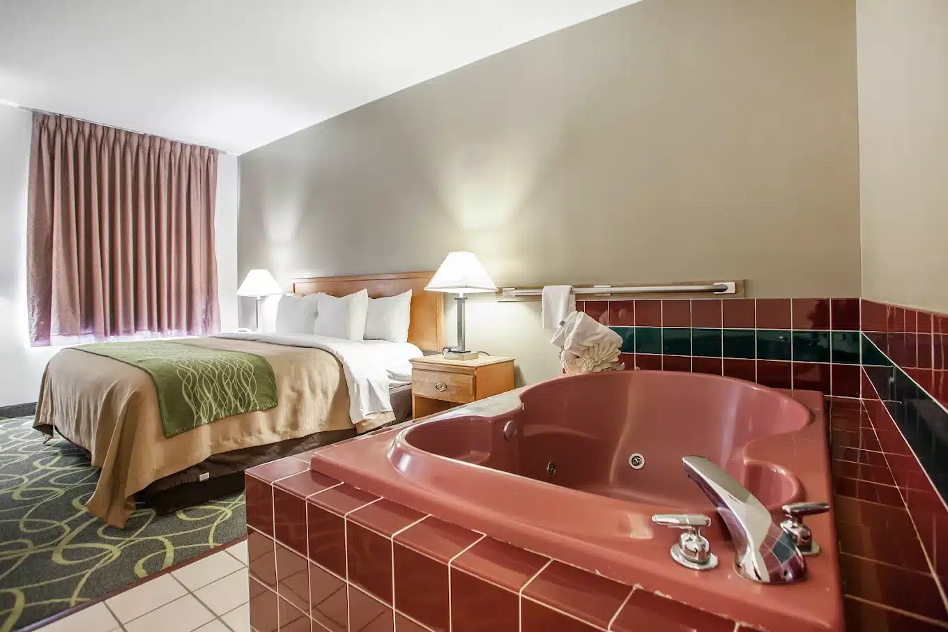 Comfort Inn Muscatine Near Hwy 61 has jacuzzi suites