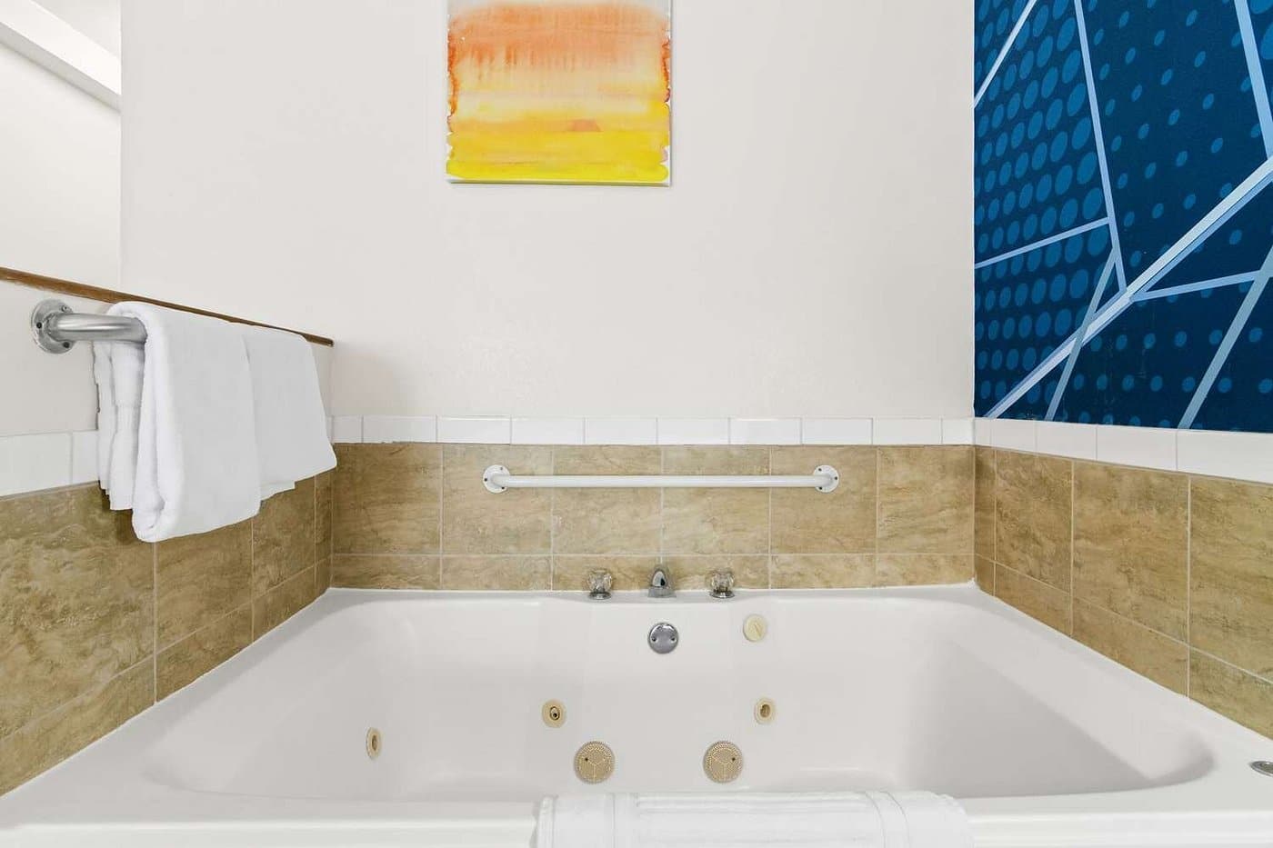 Comfort Inn Schereville has jacuzzi suites