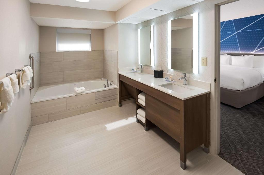 Comfort Inn & Suites Fishers Indianapolis has jacuzzi suites