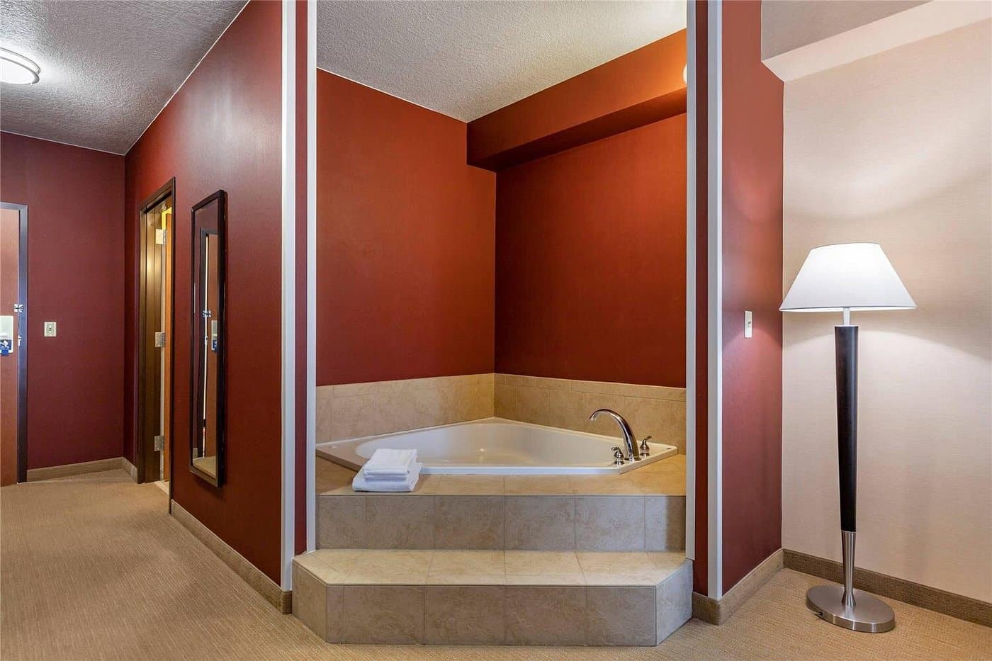 Comfort Inn & Suites Gateway to Glacier National Park has jacuzzi suites
