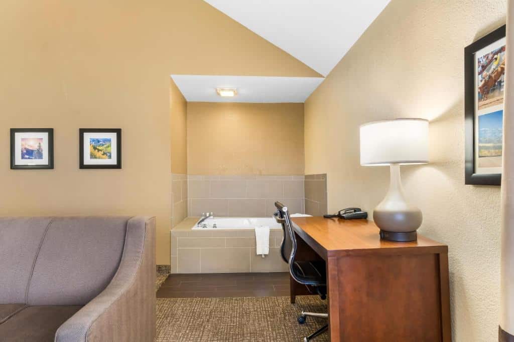 Comfort Inn & Suites Greeley has jacuzzi suites