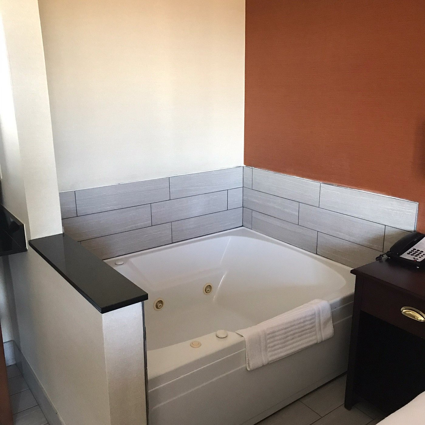 Comfort Inn & Suites Hutchinson has jacuzzi suites