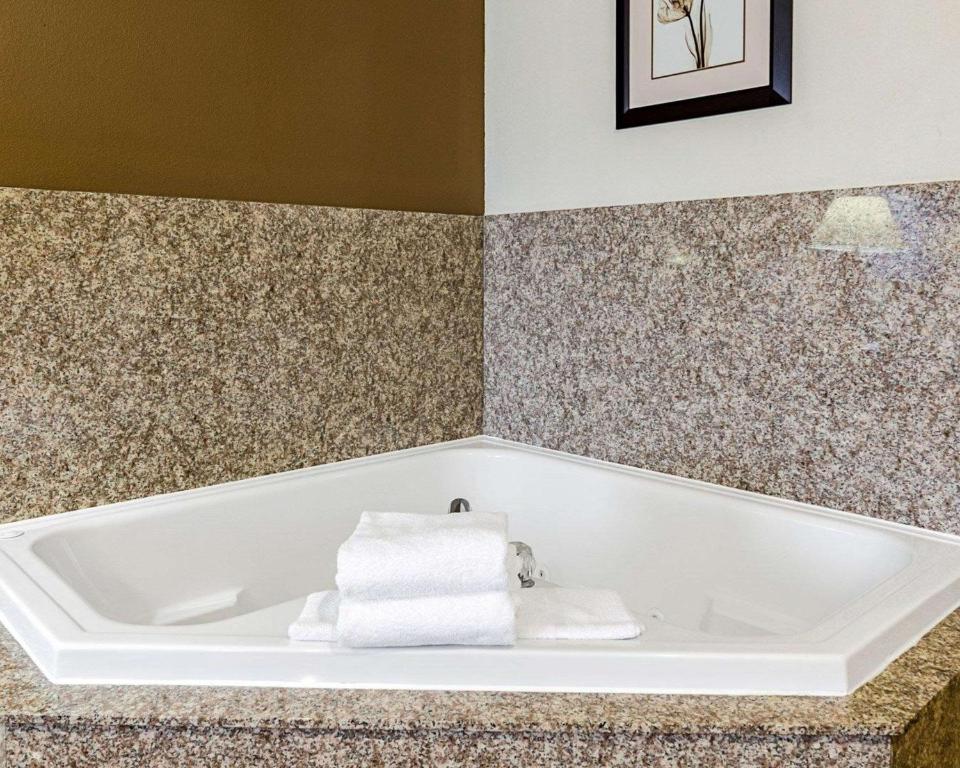 Comfort Inn & Suites Lawrence – University Area has suites with private spa tub
